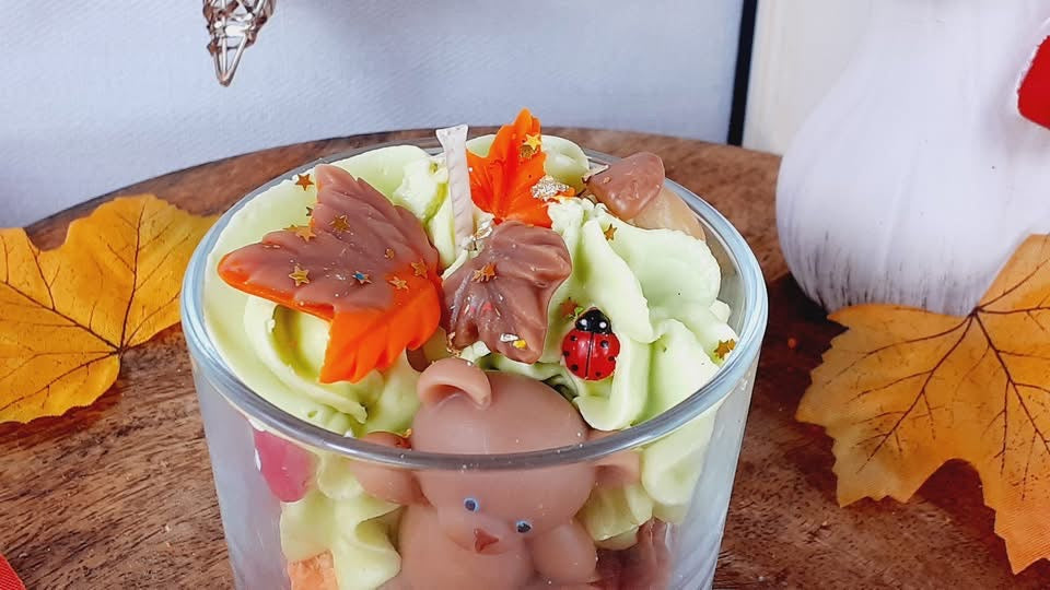 Forêt des petits rêves - Béryl, le petit ours d’Automne - Bougie artisanale parfumée 🧸©️