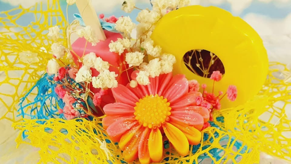 Hello sunschine -Bougie bouquet et fondants artisanaux à la cire de soja et d’olive naturelle
